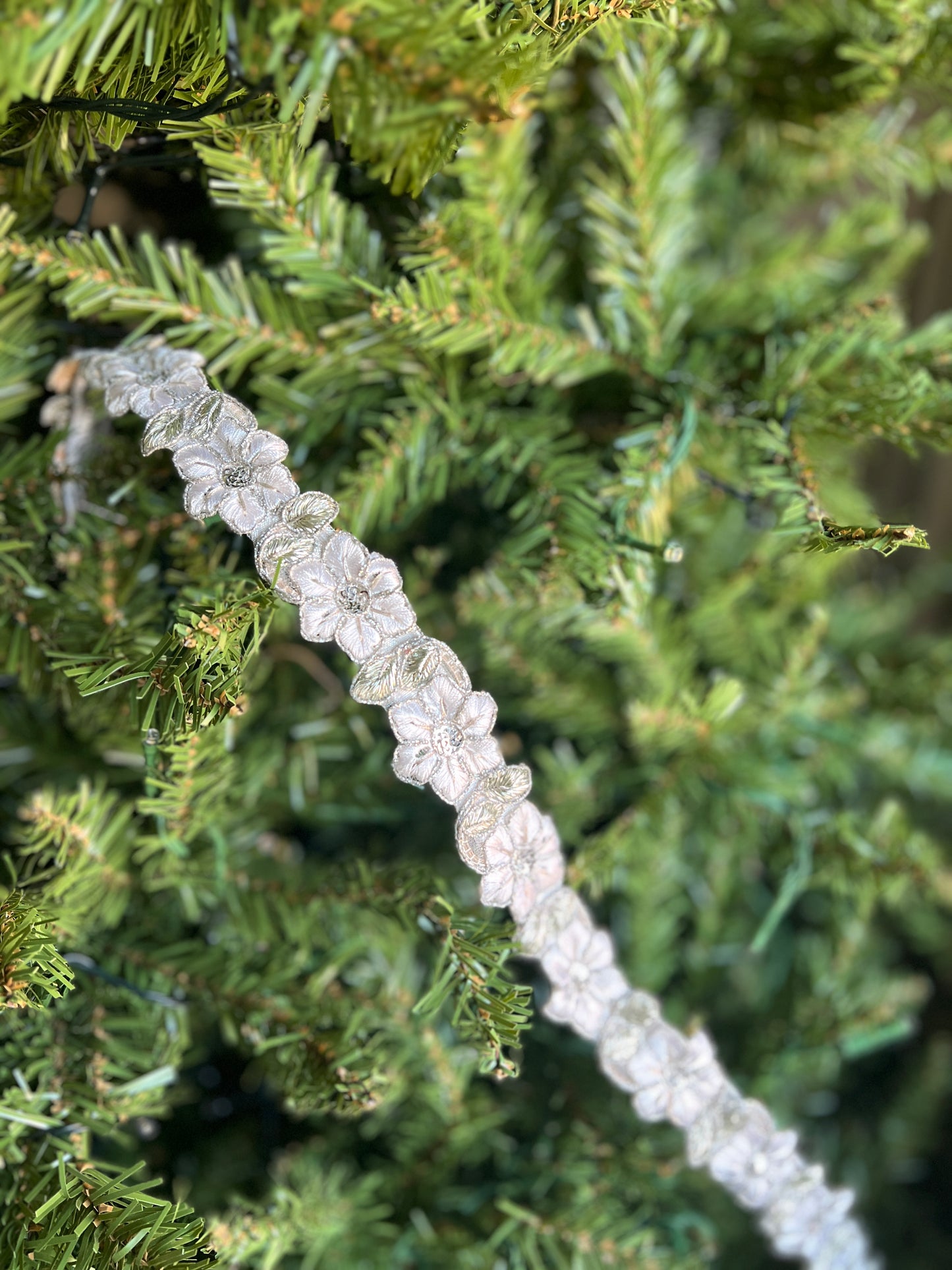 Vickerman 1.5" x 5 yd White-Silver Flower Wired Edge Christmas Ribbon